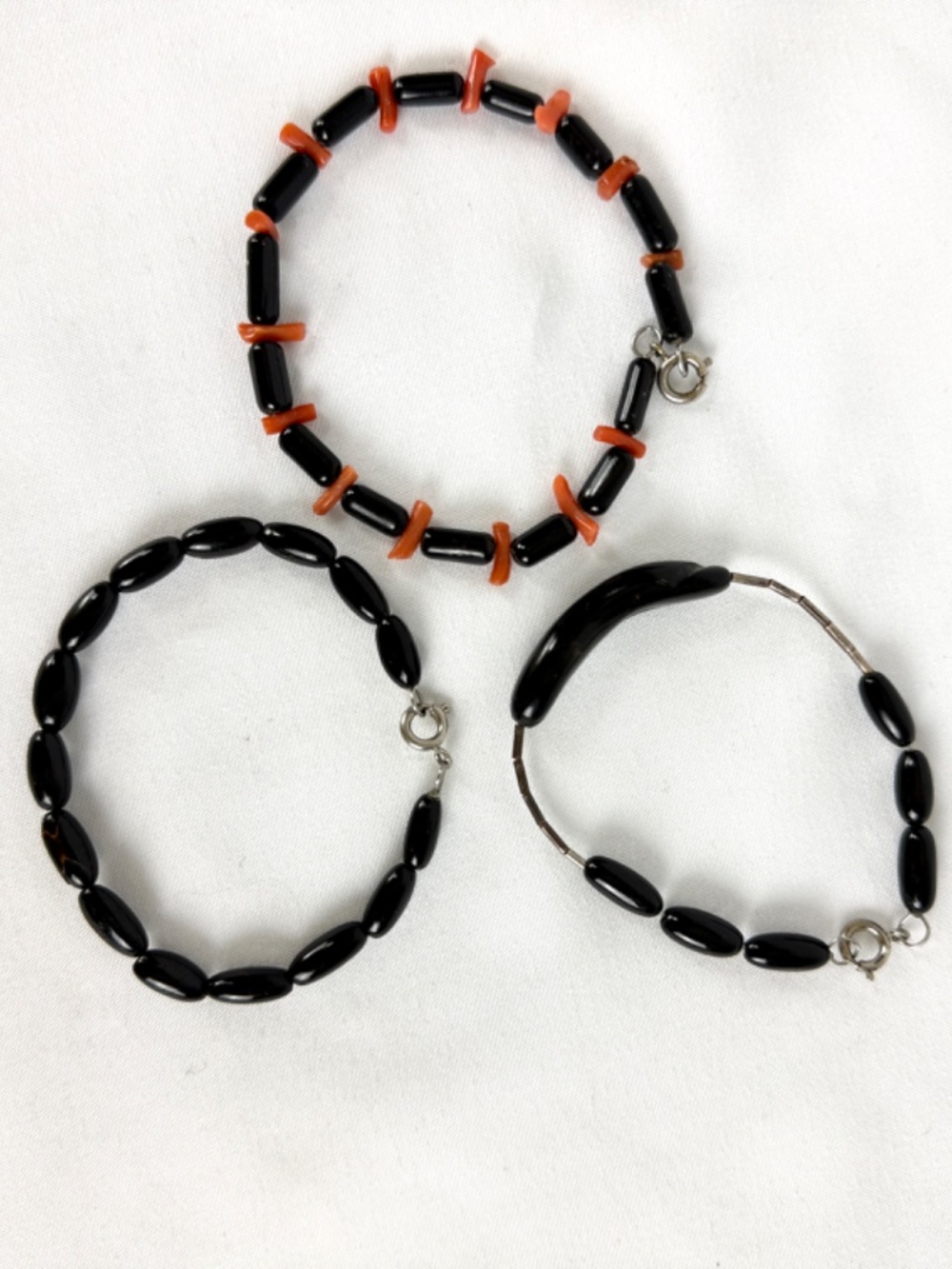 3 Vintage Bracelets Onyx and Orange Coral from Jamaica Handmade - Picture 8 of 9